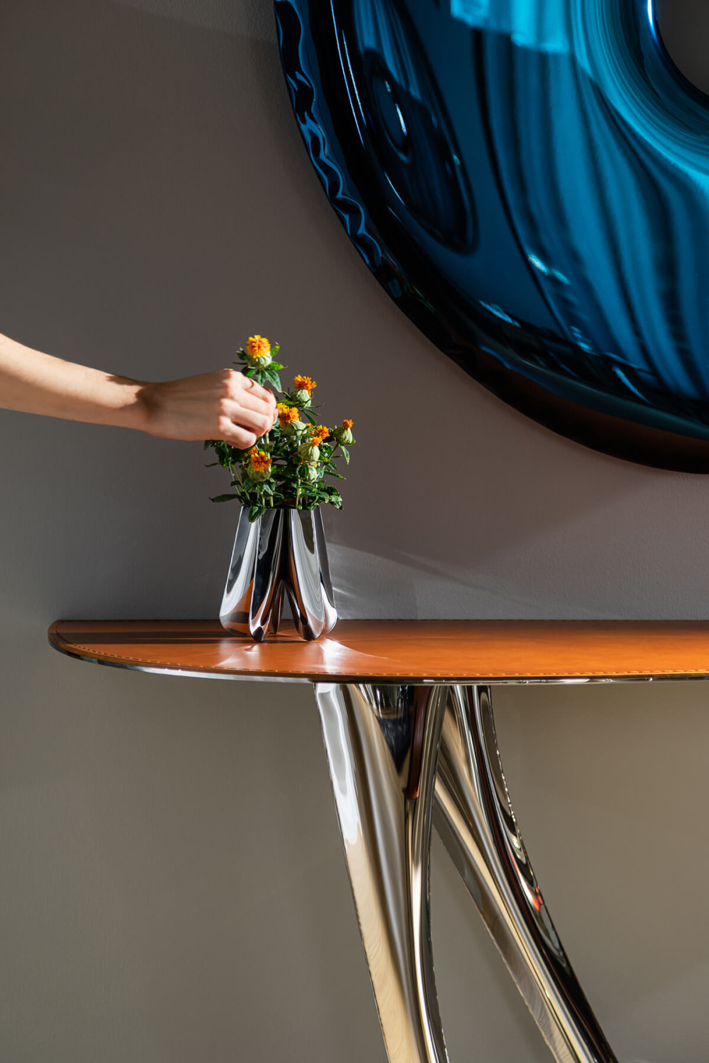 Zieta_RONDO_Mirror_deep_space_blue_Gradient_Collection_ROTATION_Vase_inox_polished_G-CONSOLE_leather_top_inox_polished_base_Zieta_Collection_WH2022_photo_by_Weronika_Trojanowska